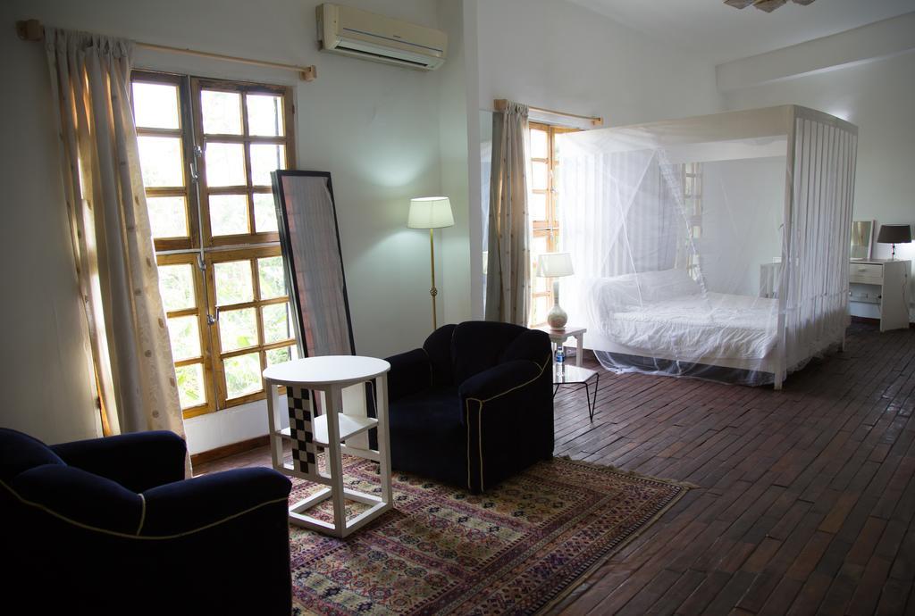 Bushman Cafe Hotel Abidjan Exterior foto