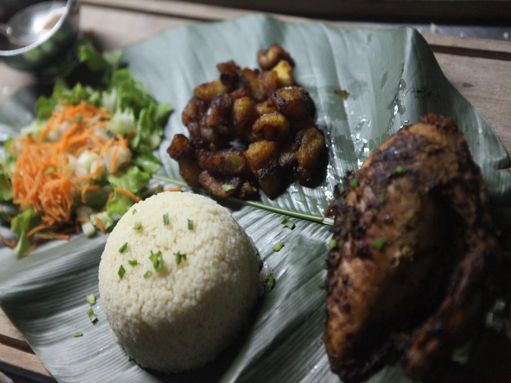 Bushman Cafe Hotel Abidjan Exterior foto